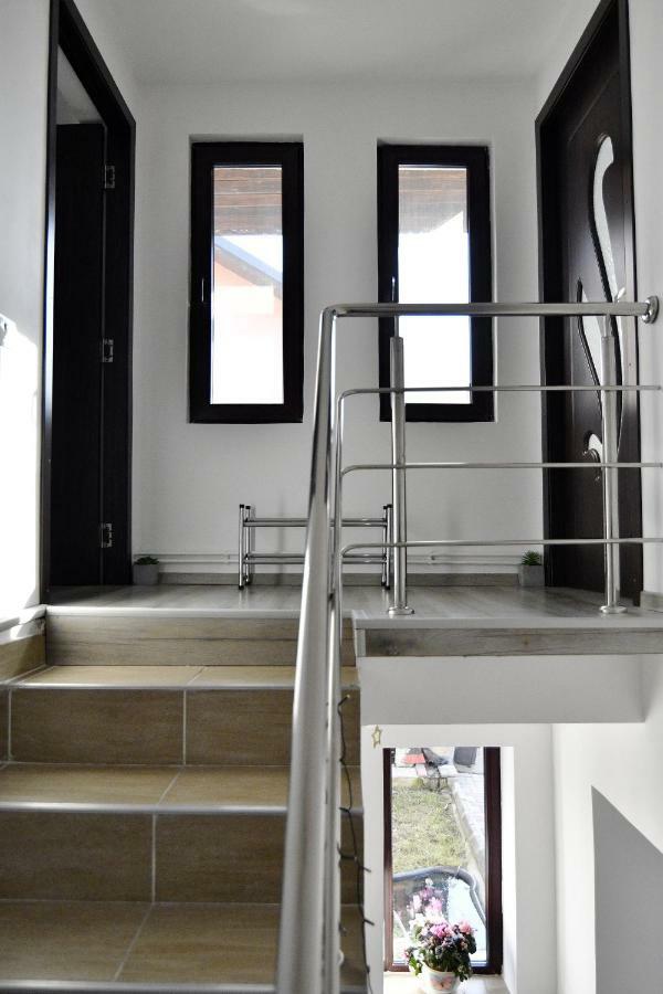 Upstairs Residence Târgu Jiu エクステリア 写真